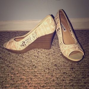 American Eagle white lace wedges
